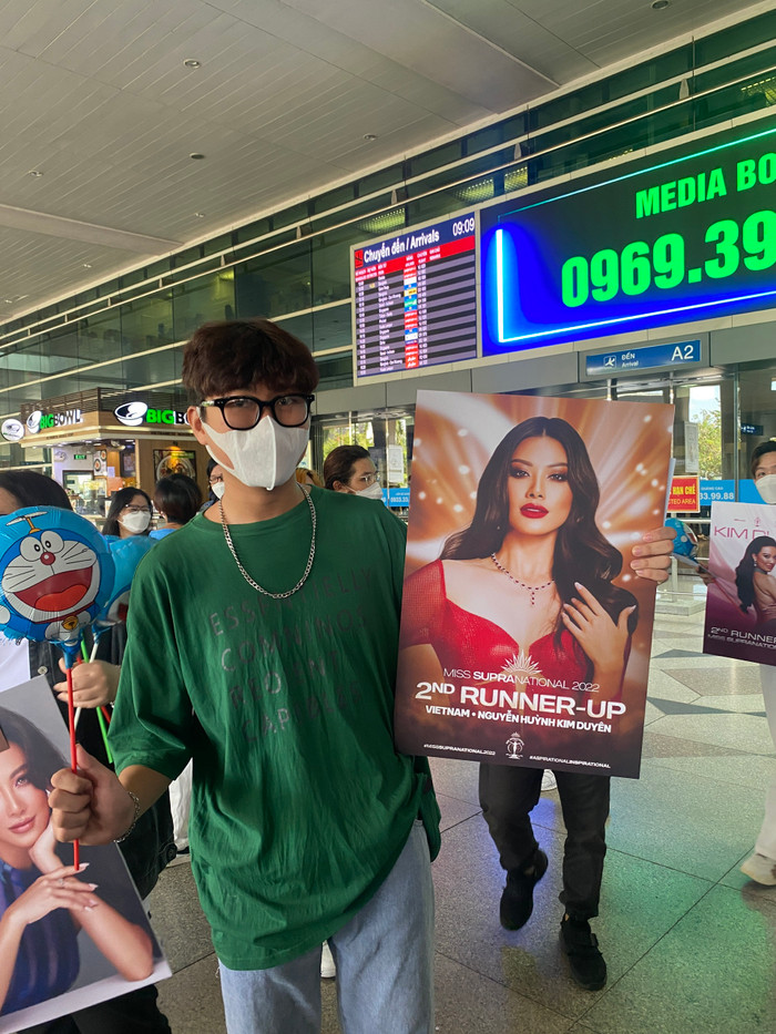 Kim Duyên về Việt Nam, fan phủ kín hình ảnh Doraemon tại sân bay, là khịa hay cổ vũ đây? Ảnh 3