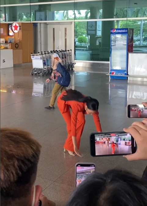 Màn nhào lộn khiến fan hú hồn của Ngọc Châu.