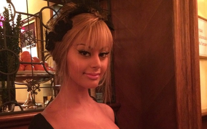 Cận cảnh nhan sắc thiếu nữ 17 tuổi khiến hai ngôi sao điêu đứng sự nghiệp Ảnh 2