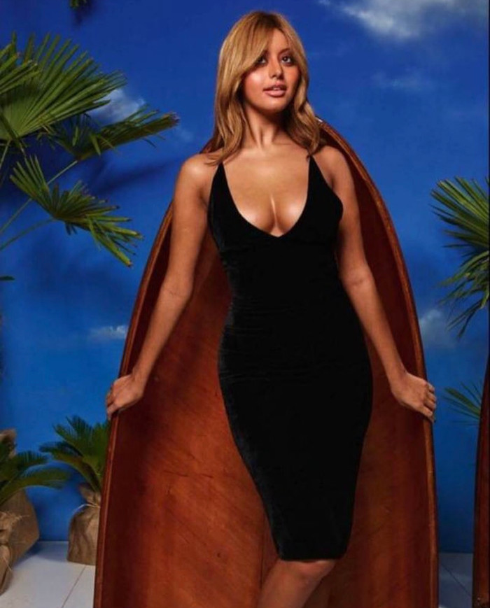 Zahia có nhan sắc xinh đẹp và thân hình nóng bỏng. Ở tuổi 17, Zahia trở thành tâm điểm của truyền thông khi liên quan đến i ngôi sao lớn.