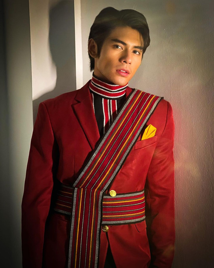 Gương mặt góc cạnh, thần thái cuốn hút của MJ Ordillano trong trạng phục truyền thống của đất nước Philippines. Trông anh chẳng khác gì 'Hoàng tử Disney' bước ra từ truyện cổ tích.