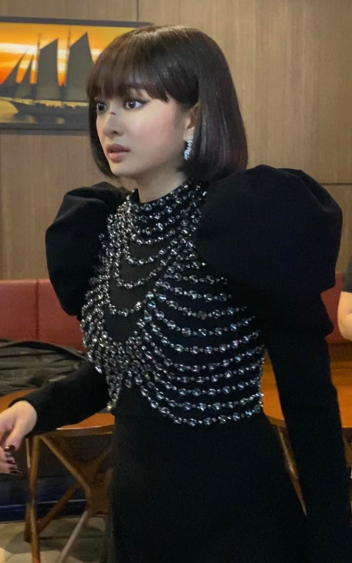 Sự đối lập của mỹ nhân Việt tại sự kiện: Lan Ngọc ký tặng fan 'mệt xỉu', Kaity Nguyễn lủi thủi một mình Ảnh 3