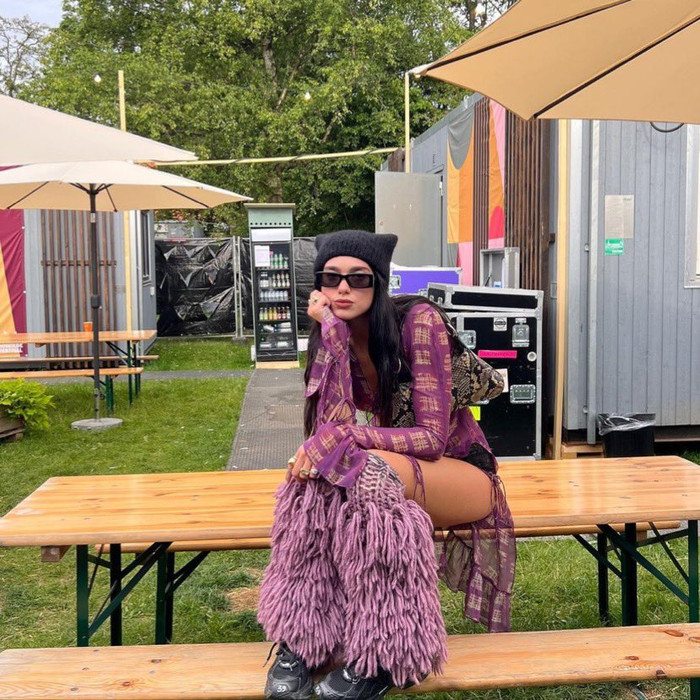 Dua Lipa cũng là một minh chứng cho thấy tím nay đã thời thượng và không còn sến súa như ngày trước.