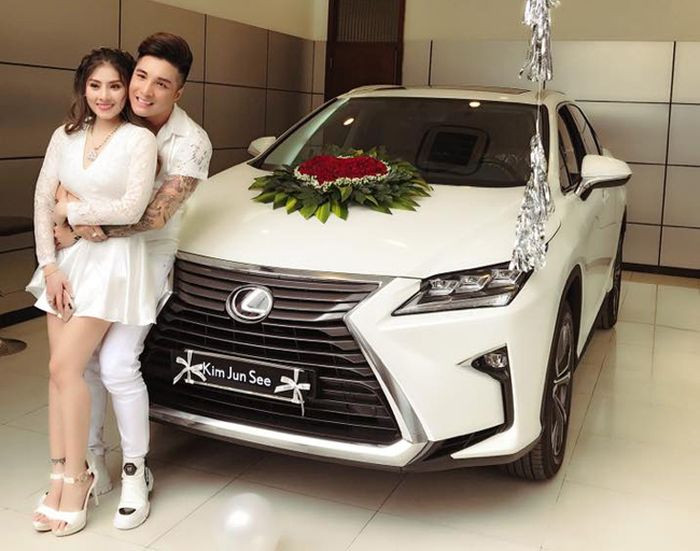 Lâm Chấn Khang bên cạnh bạn gái lâu năm.