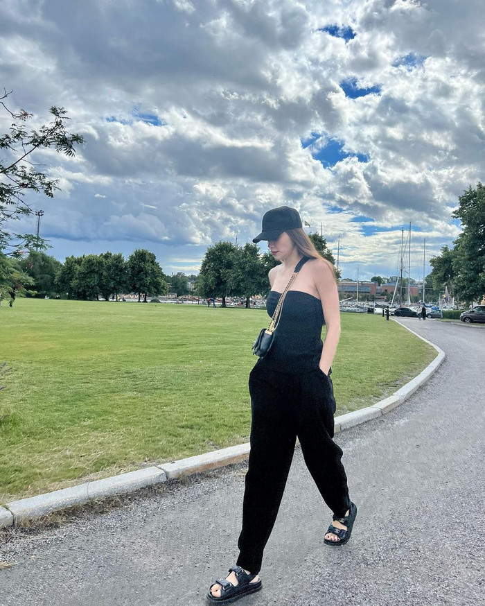 Mẫu dép quai hậu màu đen đến từ thương hiệu Chanel có giá lên đến 61 triệu đồng. Hồ Ngọc Hà phối cùng với bộ suit màu đen càng tăng vẻ trẻ trung, năng động của giọng ca Cả một trời thương nhớ.