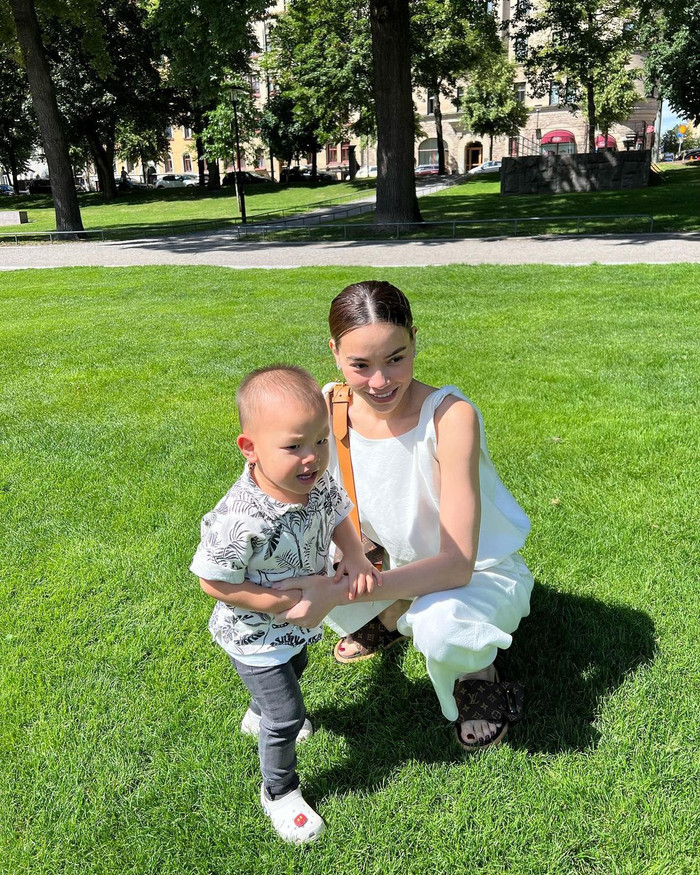 Hồ Ngọc Hà hiện đang tận hưởng kì nghỉ hè bên trời Âu cùng với gia đình. Trong hình, người đẹp diện đôi dép màu nâu, họa tiết monogram đến từ nhà mốt Louis Vuitton có giá 610 bảng (17 triệu đồng).