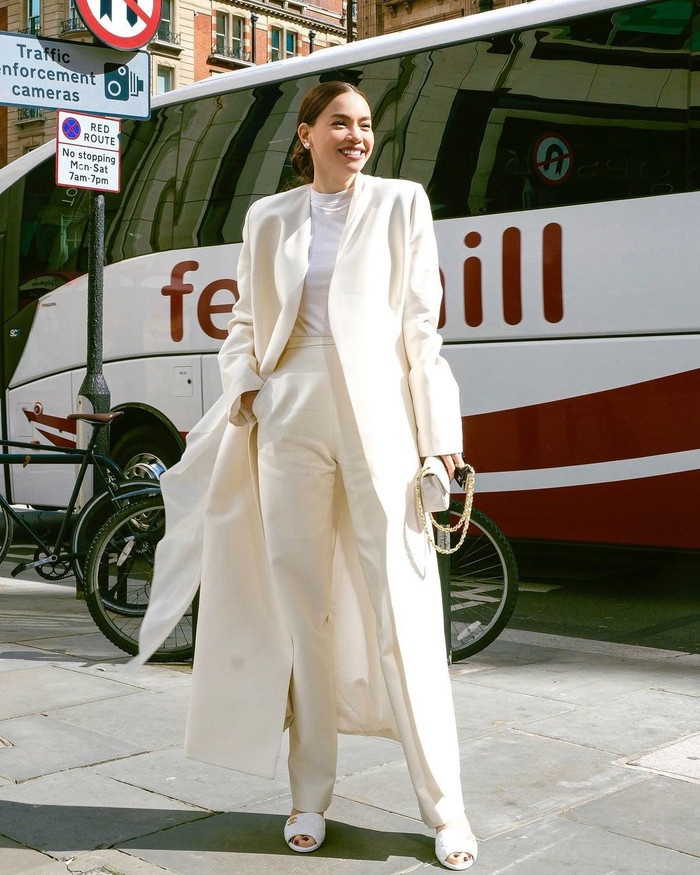 Những đôi dép Chanel 'mới ra kệ' cũng không thể thiếu trong tủ đồ của giọng ca Anh muốn anh đưa em về.