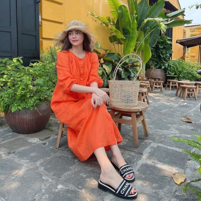 Mẫu slides của Chanel có giá 23 triệu đồng, được người đẹp phối cùng với đầm suông rộng màu gạch.