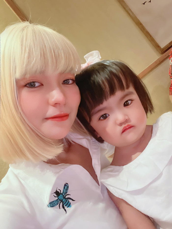 Bà xã Mạc Văn Khoa và con gái Minnie.