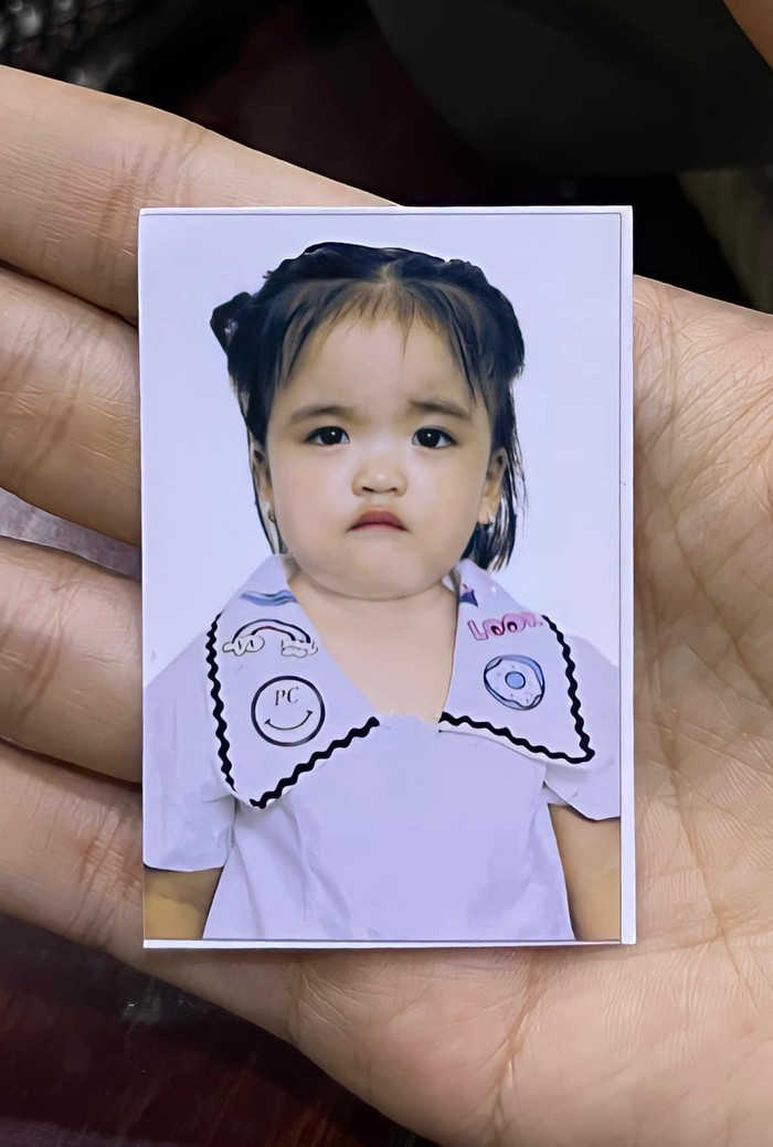 Ảnh thẻ của bé Minnie do Mạc Văn Khoa chia sẻ.