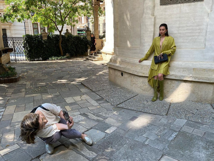 'Mẹ nuôi' Teresa bất chấp hình tượng chụp ảnh cho Thùy Tiên, fan thốt lên: 'Ước gì có mẹ tâm lý như vậy' Ảnh 1