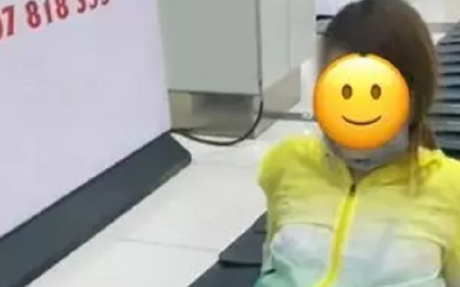 Nữ du khách tạo dáng 'lâm bồn' trên băng chuyền hành lý ở sân bay khẳng định bản thân 'không sai gì cả' Ảnh 2