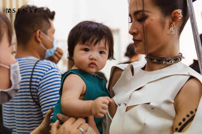 Trước đó, khi Đông Nhi đi quay MV Đôi mi em đang u sầu thì Winnie cũng không hề vắng mặt dù còn rất nhỏ 