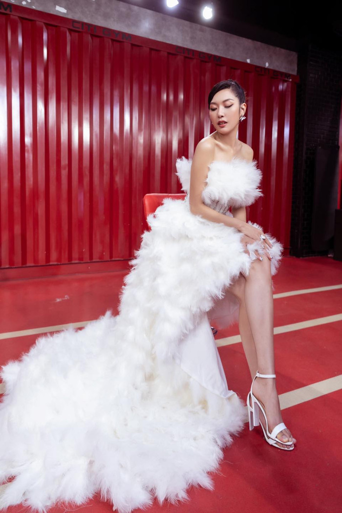 Bộ váy cầu kì này là sáng tạo của NTK Lê Ngọc Lâm.