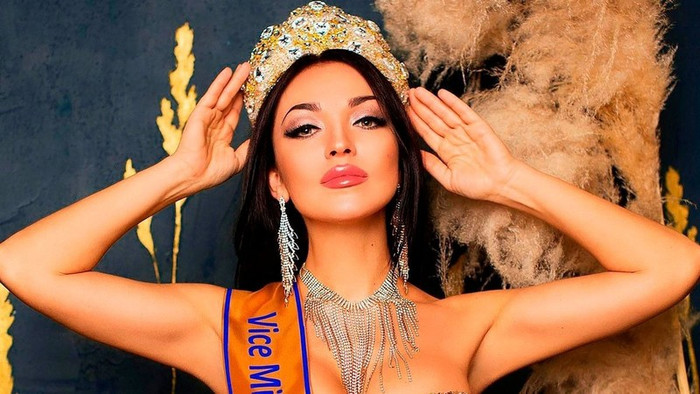 Ngày 14/6 Kristina bị bắt vì tội tàng trữ trái phép chất ma túy khiến giới hâm mộ sắc đẹp rúng động. Ấn tượng về sự lộng lẫy và hào nhoáng của quán quân Grand Prix Miss Federation và Á hậu 1 Miss Dubai sụp đổ hoàn toàn trong lòng công chúng. Kristina Dukhina giấu nửa kg mephedrone tại nhà riêng nên án phạt của cô phải lên đến 20 năm, theo báo cáo của cơ quan chức năng.