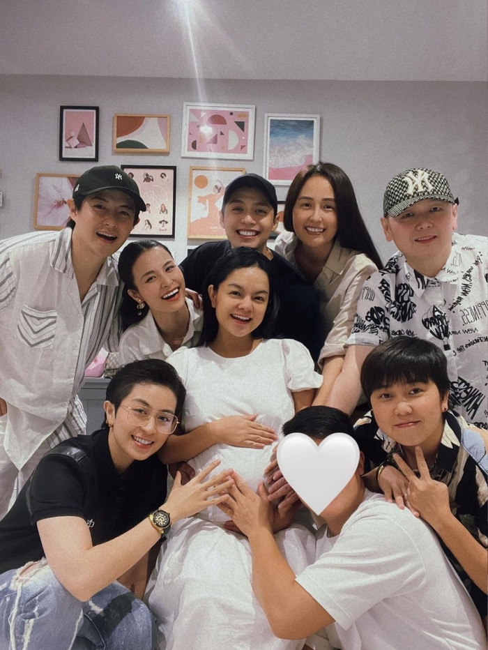 Có thể thấy rõ những ngày cuối chặng thai kỳ, Phạm Quỳnh Anh vẫn giữ được làn da không chút sạm nám, xinh đẹp thể này bảo sao tình trẻ bí mật của cô không 'mê mệt'. 