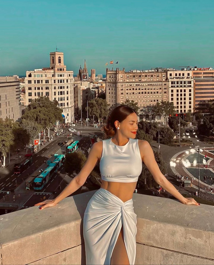 Chiếc váy xẻ đùi giúp tôn lên đôi chân thon gọn của bà xã Kim Lý sau quãng thời gian dài tập luyện thể thao. 