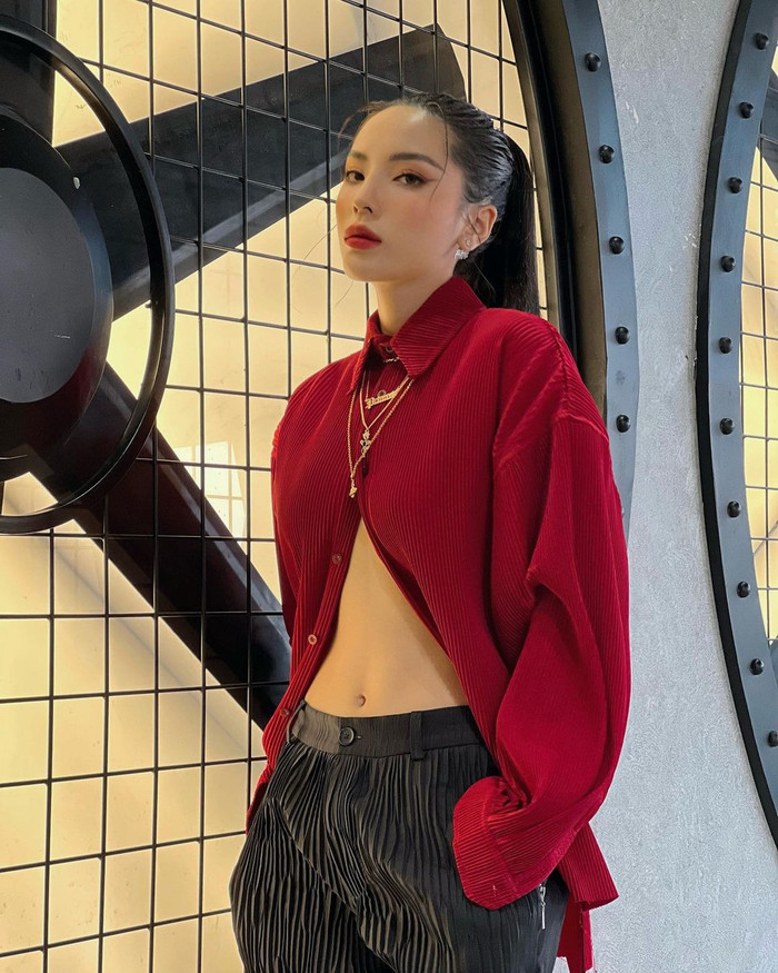 Tổng tài Kỳ Duyên với tạo hình cực ngầu trong chiếc áo sơ mi đỏ 'lả lơi'. 