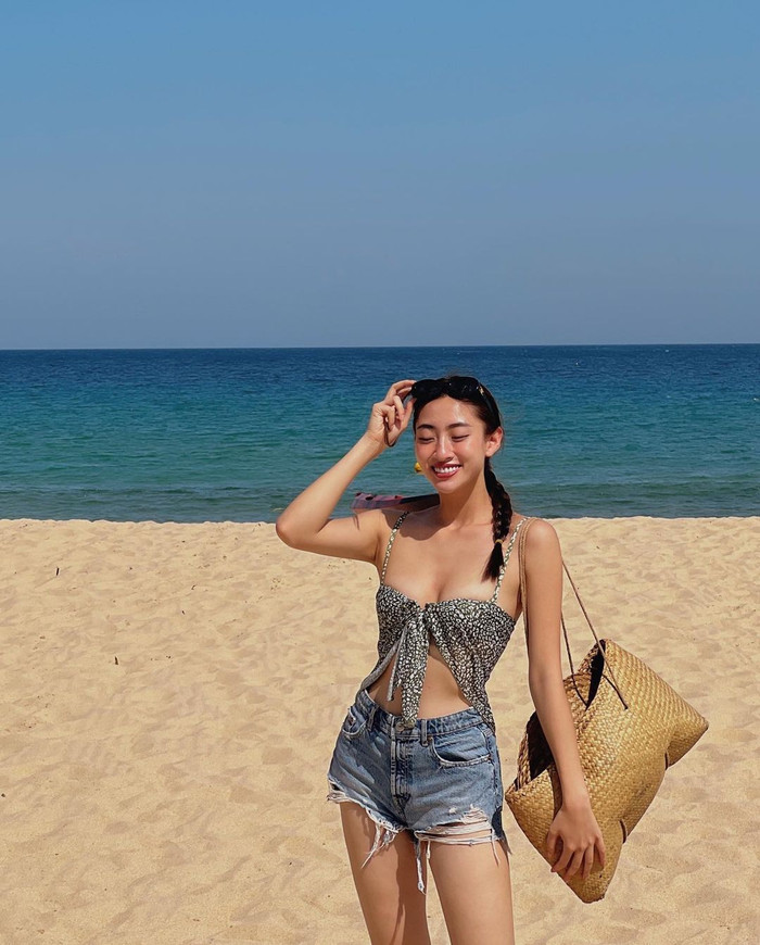 Mỹ nhân Cao Bằng thả dáng lả lơi trên cát, chiếc áo này làm đúng nhiệm vụ khoe eo, cũng 'tiện' khoe luôn vòng 1 nhấp nhô của Lương Thuỳ Linh. 