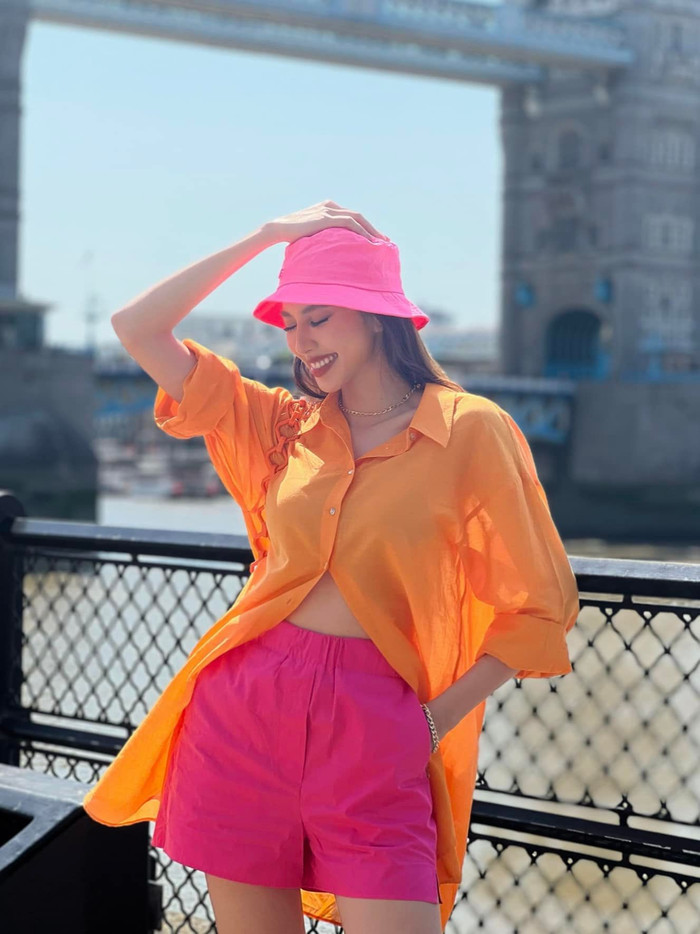 Những ngày ở Anh, người đẹp sinh năm 1998 trình làng với loạt ảnh mặc áo sơ mi nhưng 'không thèm' cài hết cúc áo với chủ đích tạo độ hững hờ cho vòng 2 săn chắc. 