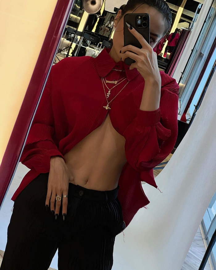 Vòng eo trắng ngần cùng rãnh bụng săn chắc 'lộ lồ' qua lớp áo phất phới. 