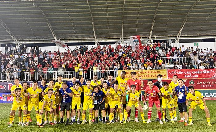 Sân Pleiku đang đón số lượng khán giả tăng dần theo từng trận đấu. 