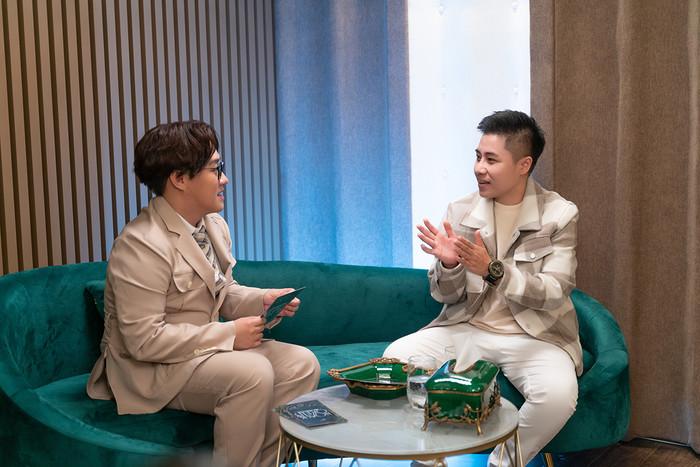 Trung Quân trò chuyện cùng đạo diễn Đinh Hà Uyên Thư trong Gala Nhạc Việt Studio Sesion&nbsp;số 3.&nbsp;