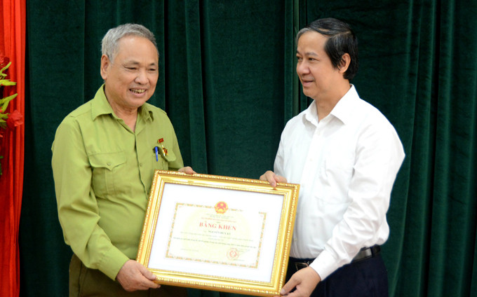 Bộ trưởng Bộ GD&ĐT trao bằng khen cho cụ ông 82 tuổi đậu tốt nghiệp THPT 2022 Ảnh 2