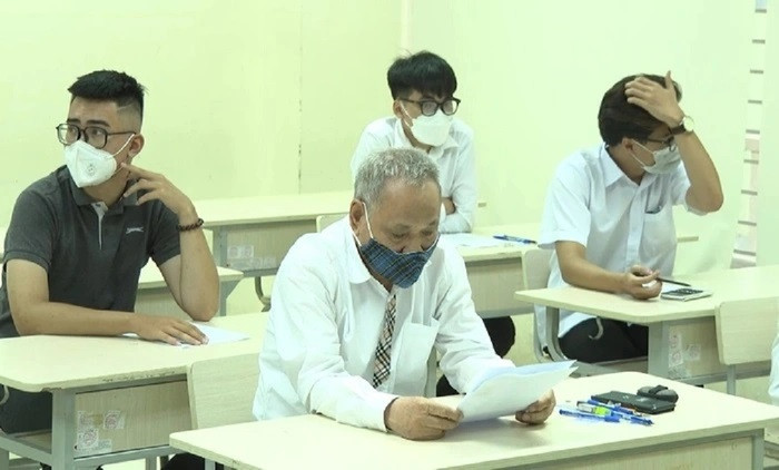 Cụ Kỳ trong phòng thi trước đó