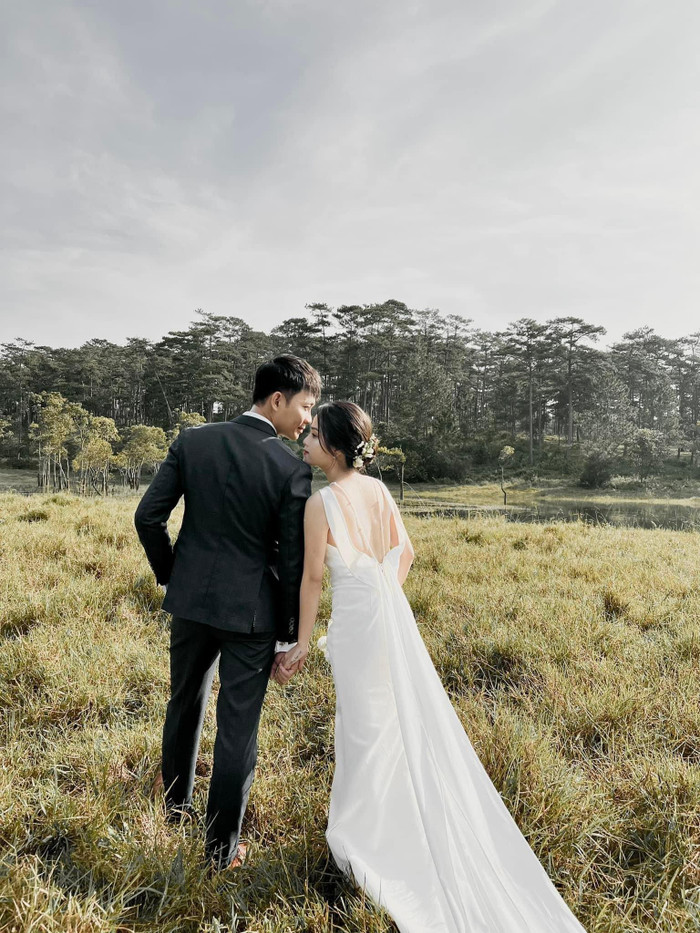 Cả hai thực hiện concept ảnh cưới mộng mơ. Cô dâu hóa nàng thơ còn chú rể bảnh bao trong bộ vest.