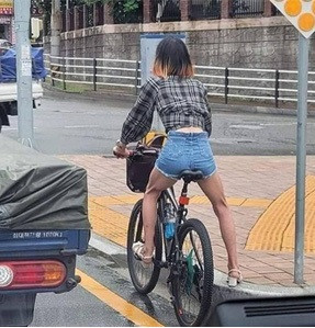 Cô gái với vóc dáng gợi cảm đạp xe trên đường gây chú ý, vừa ngoảnh mặt lại ai nấy cũng phì cười Ảnh 1