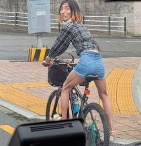 'Cô gái ấy' quay mặt lại khiến ai nấy cũng phì cười