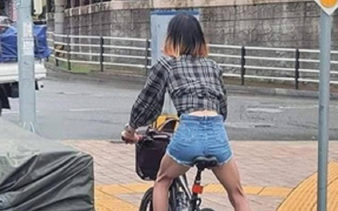 Cô gái với vóc dáng gợi cảm đạp xe trên đường gây chú ý, vừa ngoảnh mặt lại ai nấy cũng phì cười Ảnh 2