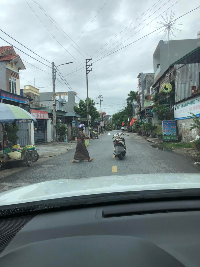 'Nữ ninja' đang chạy xe liền vứt xe giữa đường, lý do khiến nhiều người lắc đầu ngán ngẩm Ảnh 2