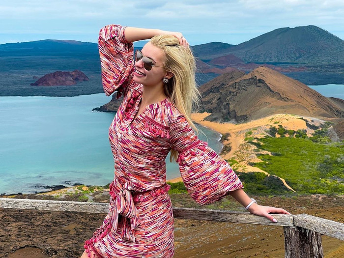 Sau khi đăng quang, đương kim Hoa hậu Thế giới được fan gắn với danh xưng mỹ miều búp bê Barbie. Người đẹp sinh năm 1999 sở hữu chiều cao 1m79, nhan sắc tựa nữ thần. Mái tóc vàng óng là điểm đặc trưng làm nên tên tuổi của người đẹp.