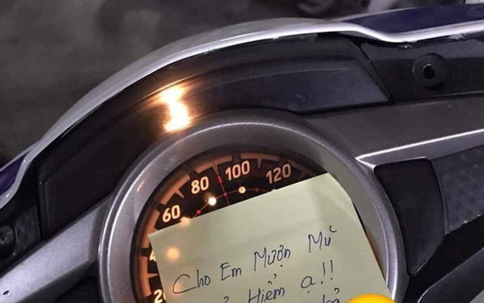 Đi xe máy nhưng không có mũ bảo hiểm, nữ sinh có hành động khiến ai nấy cũng ngợi khen Ảnh 2