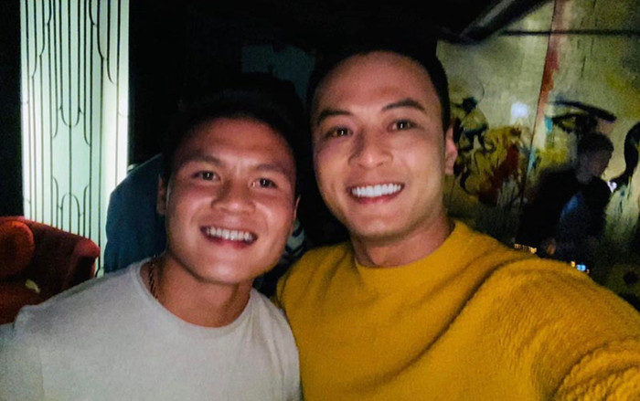 Diễn viên Hồng Đăng từng đăng ảnh thân thiết với Quang Hải sau khi U22 Việt Nam giành HCV SEA Games 30. Cả hai còn được cộng đồng mạng nhận xét khá giống nhau. Ảnh: FBNV