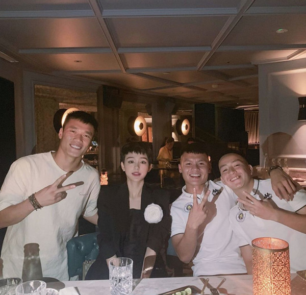 Từ bức ảnh về mối quan hệ của Quang Hải và Hồng Đăng. Một phát hiện khó tin là tiền vệ số 19 thân thiết với hầu hết ngôi sao showbiz có ồn ào về đời tư. Một ngôi sao giải trí khác chơi với Quang Hải là nữ ca sĩ Hiền Hồ. Cô gái này từng bị gán cho chuyện là bạn gái của Quang Hải. Nhưng Hiền Hồ đã khẳng định chỉ là bạn. Hiền Hồ cũng tạo nên câu chuyện gây ồn ào trong thời gian dài khi có 'người anh nương tựa'.