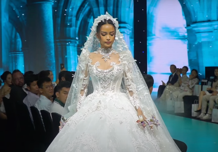 Khi tạo hình trước ống kính, Ngọc Châu phải nhìn liên tục xuống phần chân váy vì thân váy quá to, vướng víu. 