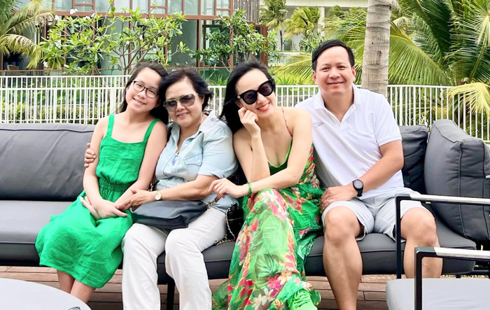 Hoài Anh bên mẹ và chồng con.