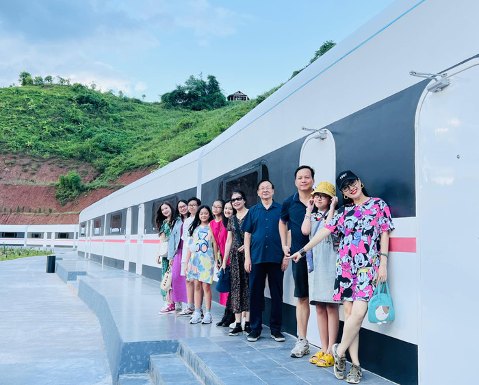 MC Hoài Anh diện đồ nhí nhảnh, tạo dáng bên gia đình. Ông xã và con gái Hoài Anh đứng cạnh cô.