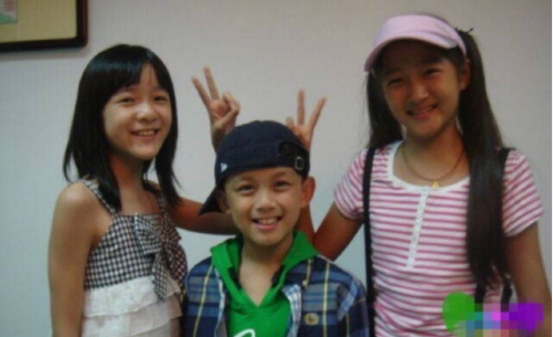 Từ Kiều - Ngôi Lỗi - Quan Hiểu Đồng hồi còn bé (từ trái qua phải).