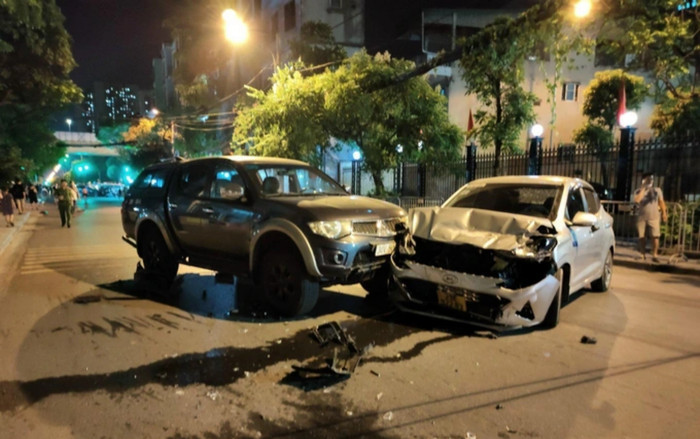 Tai nạn liên hoàn giữa 4 ô tô và hàng loạt xe máy tại Hà Nội trong đêm: Chiếc Santafe là 'thủ phạm' Ảnh 2