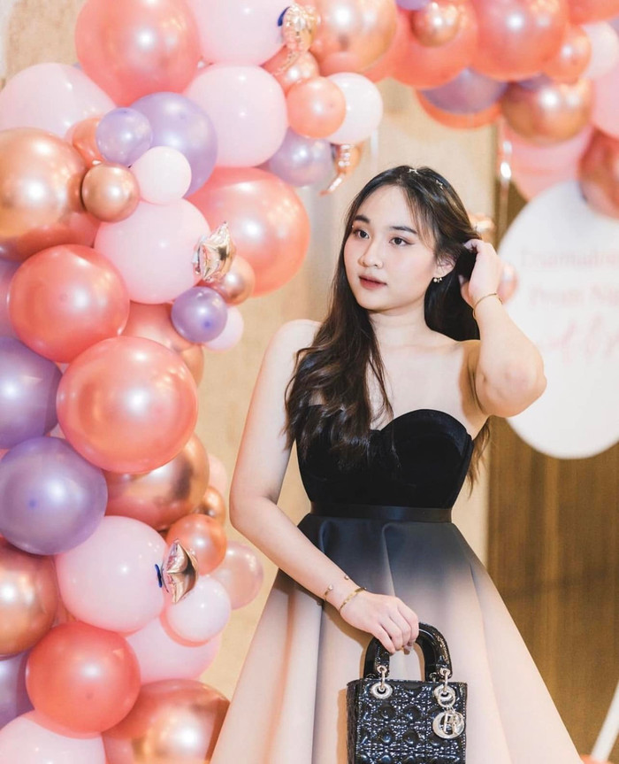 Perth Senamuang đang học tại một trường Đại học ở nước Anh. Con gái Kiatisuk học rất giỏi và có nhan sắc xinh đẹp. Ảnh: Kiatisuk