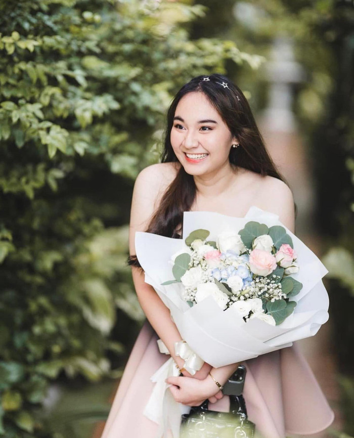 Con gái Kiatisuk có tình yêu bóng đá giống bố mẹ, cô yêu thích CLB Liverpool. Ảnh: Kiatisuk