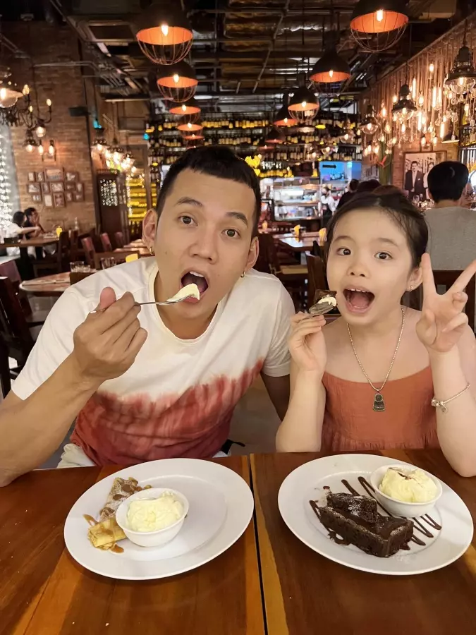 Đây không phải set đồ đôi nhưng vẫn tạo cảm giác hài hòa.