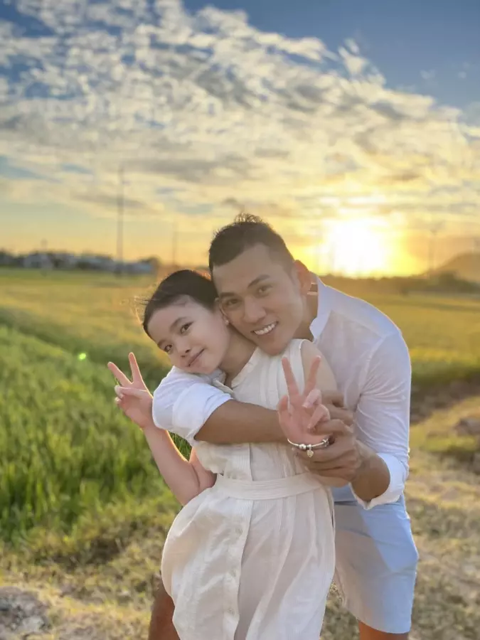 Có thể thấy Lý Bình và con riêng của Phương Trinh Jolie có mối quan hệ thân thiết.