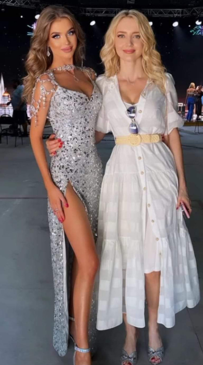 Bên trái là Miss Russia 2019 chụp cùng mẹ.