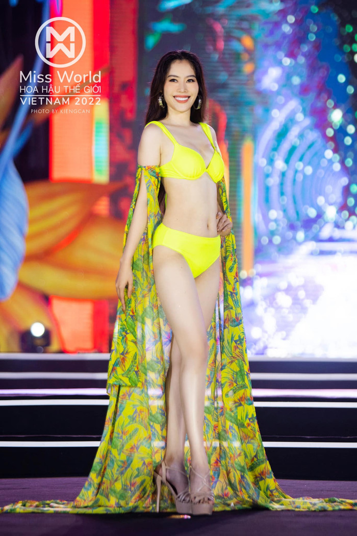 Nam Em trình diễn trang phục áo tắm tại Miss World Vietnam - Hoa hậu Thế giới Việt Nam 2022.