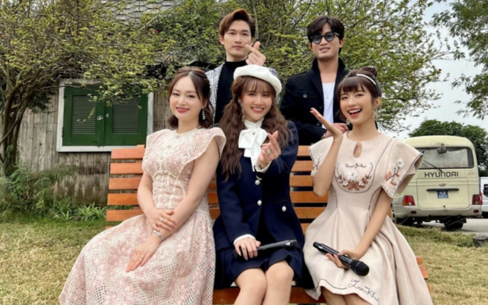 Dàn diễn viên 'Thương ngày nắng về' cùng nhau hát nhạc phim, Lan Phương và Huyền Lizzie được khen ngợi Ảnh 2